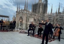 Lazza, anteprima di āLocura Jam + Operaā: spettacolo su una terrazza che affaccia sul Duomo di Milano – Video Lazza