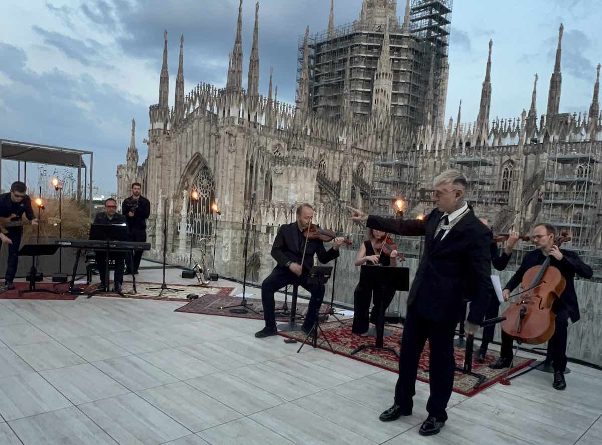 Lazza, anteprima di “Locura Jam + Opera”: spettacolo su una terrazza che affaccia sul Duomo di Milano – Video Lazza, anteprima di “Locura Jam + Opera”: spettacolo su una terrazza che affaccia sul Duomo di Milano – Video