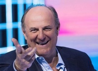 Gerry Scotti: “Io e De Martino facciamo il 50% degli ascolti italiani. Mike sarebbe fiero di noi!”| Intervista Esclusiva gerry scotti