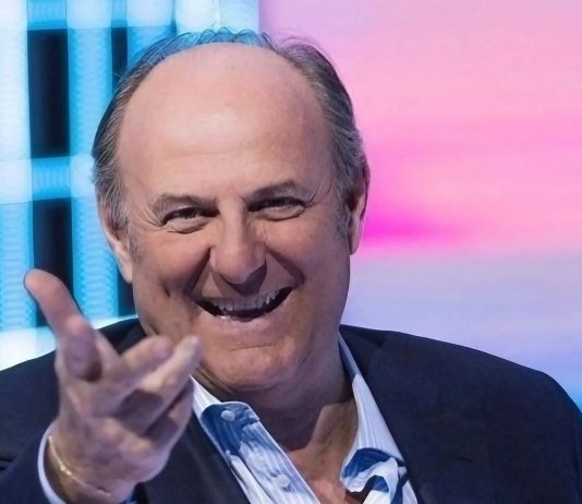 Gerry Scotti: “Io e De Martino facciamo il 50% degli ascolti italiani. Mike sarebbe fiero di noi!”| Intervista Esclusiva gerry scotti