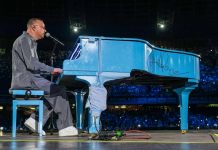 Gigi D’Alessio incanta il Maradona: la carezza sul pancione dell’Amoroso, i duetti con Geolier e Clementino e l’omaggio al Napoli gigi dalessio maradona