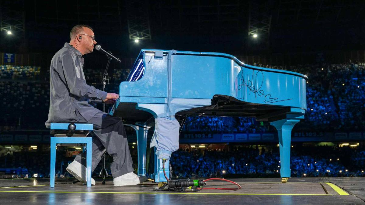 gigi d alessio incanta il maradona la carezza sul pancione dell amoroso i duetti con geolier e clementino e l omaggio al napoli