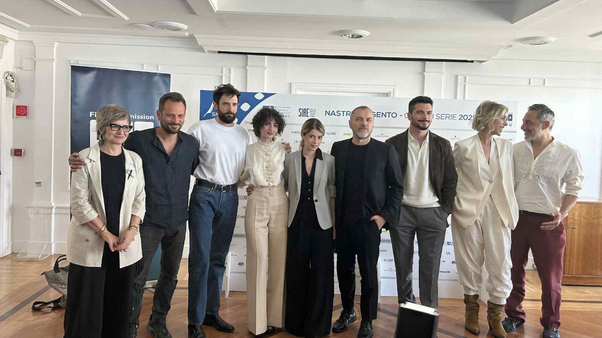 Nastri d’Argento Grandi Serie 2025: trionfano l’Arte della Gioia e Questi Fantasmi, tutti i premiati Nastri d’Argento Grandi Serie 2025: trionfano l’Arte della Gioia e Questi Fantasmi, tutti i premiati