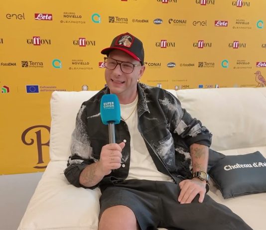 Giffoni Film Festival 2025, intervista a Clementino: “Sono uno dei pochi rapper ad avere pochi haters perché sono stato sempre genuino. Sogno Sanremo e una canzone con Sting” Clementino
