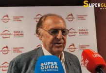 Inaugurata una targa a Villa Borghese per Mariangela Melato, intervista esclusiva a Renzo Arbore: “La scintilla scoccò grazie a Lucio Battisti. Vorrei che il Festival rimanesse a Sanremo, in alternativa vorrei fosse Sorrento” Renzo Arbore