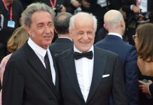 Mostra del Cinema di Venezia 2025, a Toni Servillo la Coppa Volpi maschile: “Grande ammirazione per chi ha deciso di mettersi in mare per raggiungere la Palestina” Paolo Sorrentino e Toni Servillo