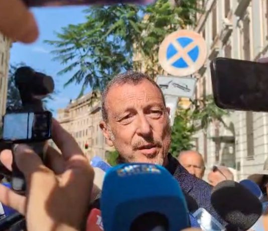 Amadeus ricorda Pippo Baudo: “La sua tv era avanti. Non esiste un suo erede ma l’unico che può fare il grande varietà è Fiorello” | Intervista Video amadeus ricorda pippo baudo