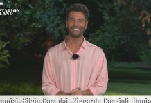 Temptation Island 2025, i saluti di Filippo Bisciglia e i ringraziamenti a Maria De Filippi e al pubblico: “voi con noi” | Video Witty Tv Filippo Bisciglia a Temptation Island 2025
