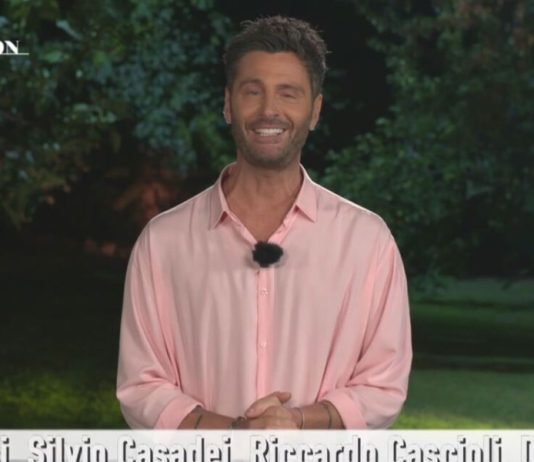 Temptation Island 2025, i saluti di Filippo Bisciglia e i ringraziamenti a Maria De Filippi e al pubblico: “voi con noi” | Video Witty Tv Filippo Bisciglia a Temptation Island 2025