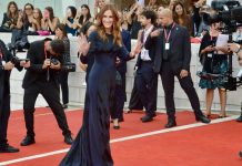 Julia Roberts a Venezia 82, la diva con il sorriso illumina il Festival e presenta il film di Guadagnino: classe e outfit made in Italy julia roberts red carpet venezia
