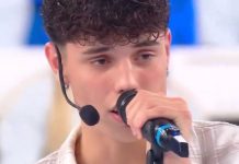 Amici 25, Riccardo riesce a far emozionare Rudy Zerbi: tutti in piedi per lui | Video Witty Tv Amici 25 Riccardo