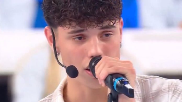 Amici 25, Riccardo riesce a far emozionare Rudy Zerbi: tutti in piedi per lui | Video Witty Tv Amici 25 Riccardo