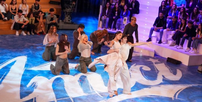 Amici 25 contro il bullismo: commozione per la coreografia in onore a Paolo Mendico | Video Witty Tv Amici 25 contro il bullismo