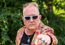 Johnson Righeira si racconta: da Sanremo con i Coma_ Cose al brano “Chi troppo lavora non fa l’amore” – Intervista Video Johnson Righeira