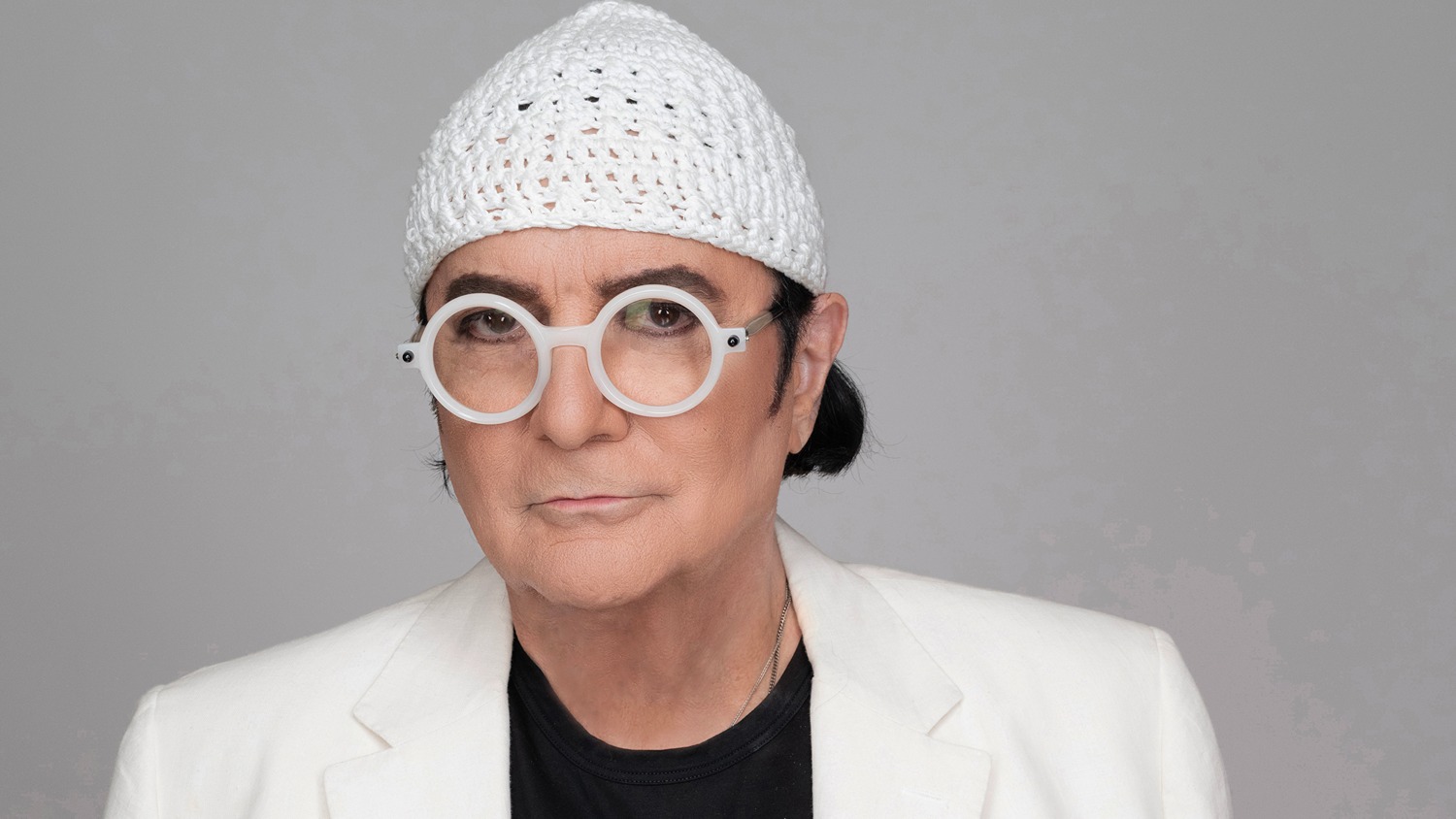 Renato Zero presenta “L’orazero”: “Le canzoni sono la medicina migliore per me di affrontare la vita e il pubblico. L’abbraccio con Loredana è stato urgente, sono stato l’artefice della sua riconversione. Sanremo? Mi auguro che ci sia spazio per tutti”