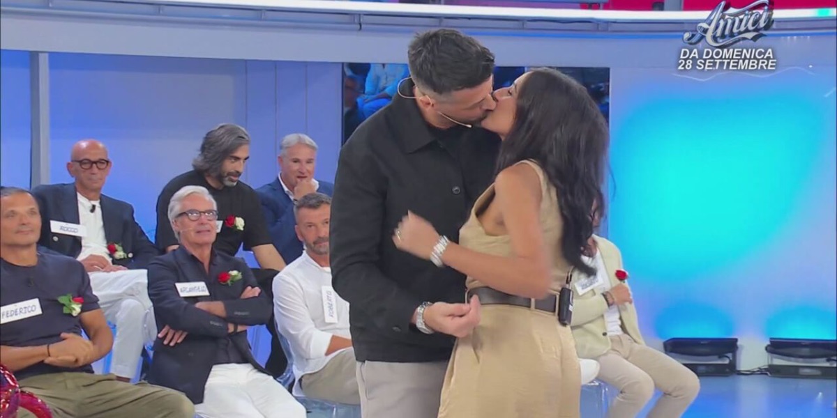 Uomini e Donne, Asmaa e Cristiano genitori: dall’incontro alla nascita del figlio. “Oggi siamo felici” | Video Witty Tv