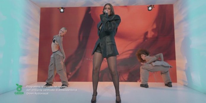 Le Iene 2025, Gaia presenta il nuovo singolo “Nuda” | Video Mediaset Gaia a Le Iene 2025