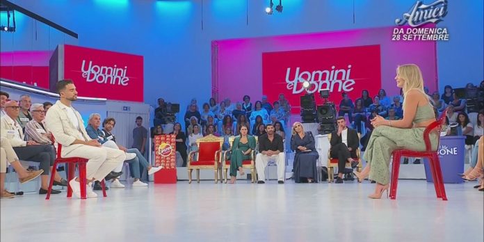 Rosario Guglielmi, perchè deve abbandonare il trono di Uomini e Donne? Le parole di Maria De Filippi | Video Witty Tv Lucia e Rosario: trono a Uomini e Donne