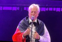 Nino D’Angelo emoziona Piazza del Plebiscito: oltre 40 brani cantati e un appello per la pace nino dangelo plebiscito