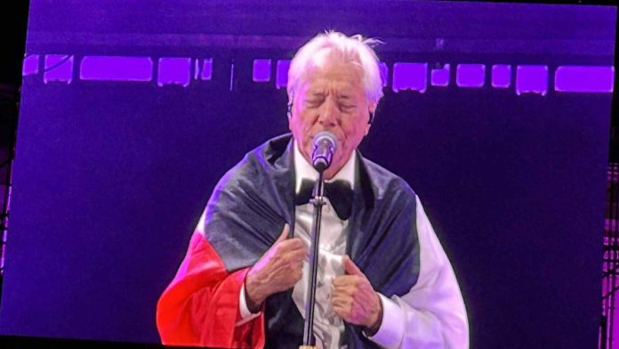 Nino D’Angelo emoziona Piazza del Plebiscito: oltre 40 brani cantati e un appello per la pace nino dangelo plebiscito