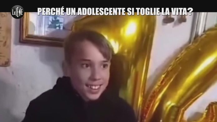 Le Iene 2025, il servizio di Roberta Rei dedicato a Paolo Mendico, vittima di bullismo | Video Mediaset Paolo Mendico, Le Iene