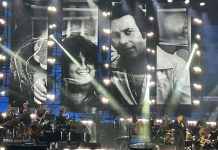 Sal Da Vinci conquista Piazza del Plebiscito con tanti ospiti: “Ci ho messo 50 anni per arrivare su questo palco”. Poi si emoziona con Renato Zero e ricordando il papĆ sal da vinci concerto plebiscito