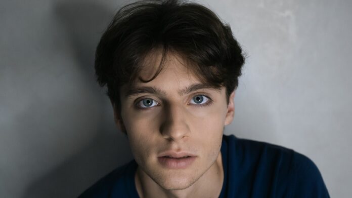 “Un Professore 3”, intervista a Filippo Brogi: “Zeno scoprirà un mondo nuovo grazie a Dante. Lavorare con Gassmann un sogno che si realizza” Filippo Brogi