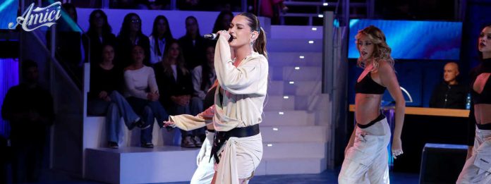 Gaia ad Amici 25 canta Nuda: ecco l’esibizione | Video Witty Tv Gaia ad Amici 25