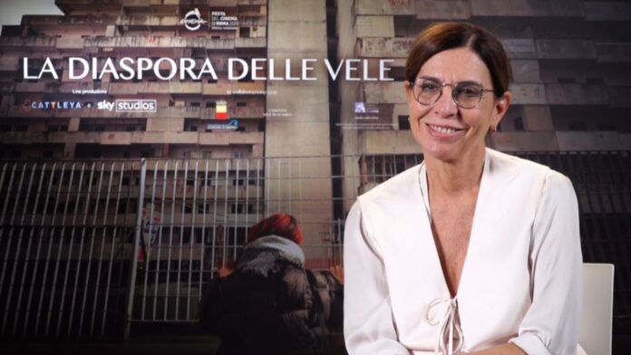 “La diaspora delle vele”, intervista a Francesca Comencini: “Le istituzioni dovrebbero mettersi in ascolto degli abitanti di Scampia. Con questo documentario ho capito l’importanza di sentirsi una comunità” La diaspora delle vele