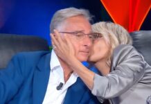 Paolo Bonolis si emoziona a Tu si Que Vales, Maria De Filippi lo bacia – Video Mediaset Paolo Bonolis