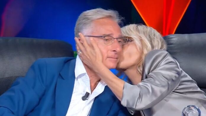 Paolo Bonolis si emoziona a Tu si Que Vales, Maria De Filippi lo bacia – Video Mediaset Paolo Bonolis