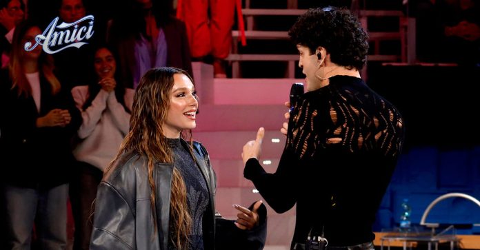 Sarah Toscano e Mida ad Amici 25: l’esibizione e l’abbraccio della Cuccarini | Video Witty Tv Sarah Toscano e Mida