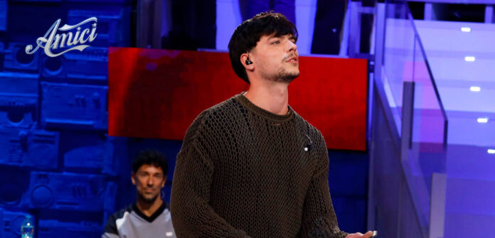 TrigNO canta ”Ragazzina” ad Amici 25: ecco l’esibizione | Video Witty Tv TrigNO canta