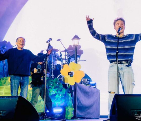 Alfa fa ballare il Forum di Assago: commovente il duetto con Roberto Vecchioni. Tra gli ospiti Amadeus e Rosa Linn alfa roberto vecchioni concerto