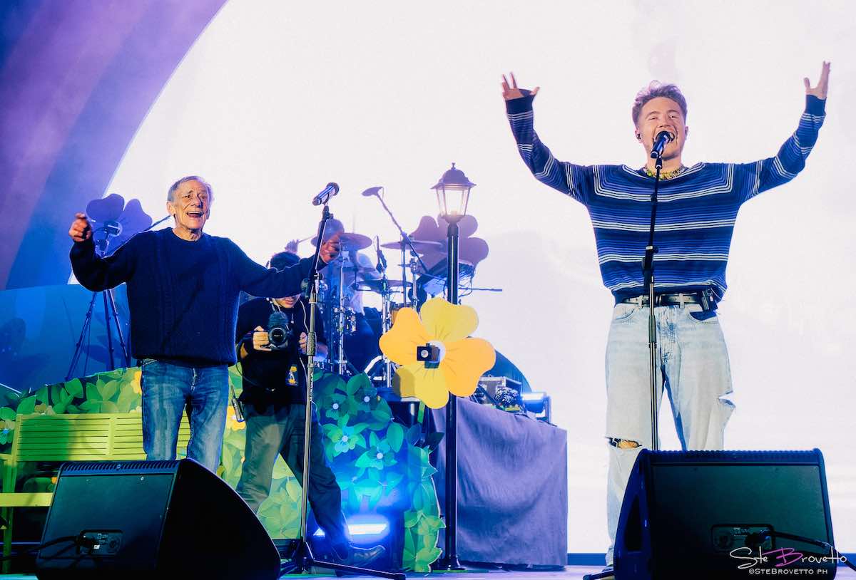 Alfa fa ballare il Forum di Assago: commovente il duetto con Roberto Vecchioni. Tra gli ospiti Amadeus e Rosa Linn