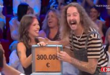Affari Tuoi, vinti 300 mila euro per il secondo giorno di seguito. De Martino scherza: “Non so se ci vedremo domani” angelo giulia affari tuoi