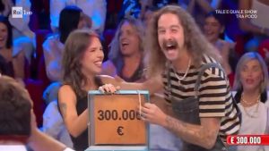 Affari Tuoi, vinti 300 mila euro per il secondo giorno di seguito. De Martino scherza: