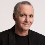 “Tutta scena”, intervista esclusiva a Giorgio Panariello: “Il personaggio di Guido mi ha permesso di toccare delle corde drammatiche. I social sono lo specchio dei tempi ma ci vuole responsabilità ” Giorgio Panariello