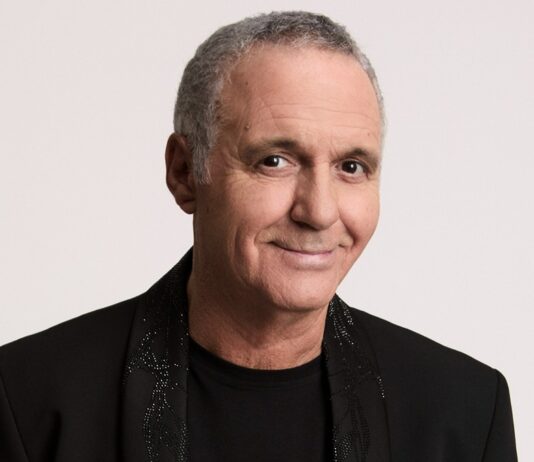 “Tutta scena”, intervista esclusiva a Giorgio Panariello: “Il personaggio di Guido mi ha permesso di toccare delle corde drammatiche. I social sono lo specchio dei tempi ma ci vuole responsabilità” Giorgio Panariello