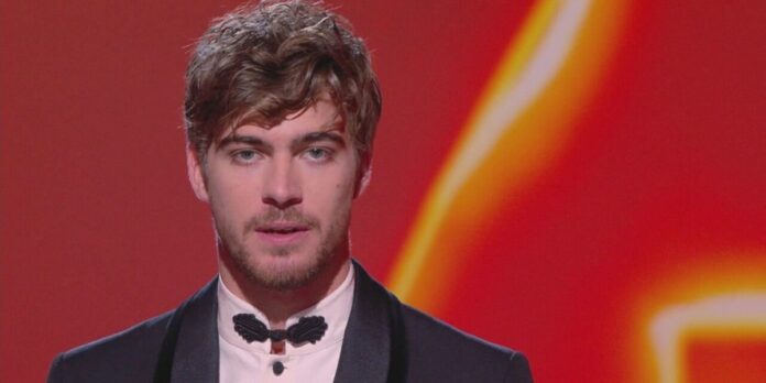 Le Iene 2025, il monologo di Lorenzo Zurzolo: “l’ansia da prestazione è una camicia che ci hanno cucito addosso” | Video Mediaset Lorenzo Zurzolo a Le Iene 2025