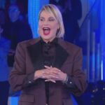 Grande Fratello 2025, stasera la finale su Canale 5: anticipazioni diretta di giovedì 18 dicembre. Nomination, eliminati e sondaggi e chi vince? Simona Ventura al Grande Fratello 2025