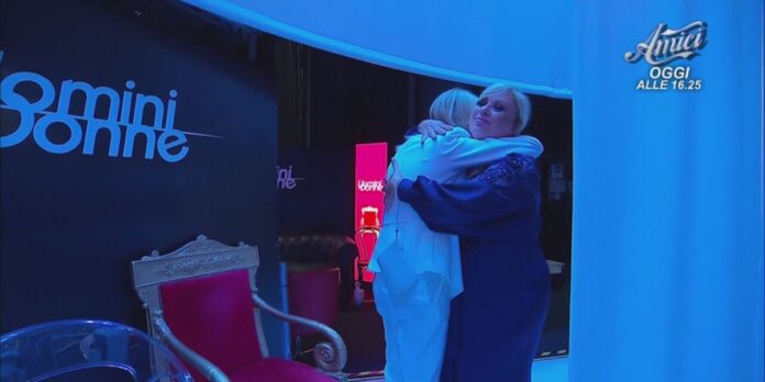 Uomini e Donne, l’abbraccio di Tina e Gemma: Gianni Sperti “è un momento storico” | Video Witty Tv Tina e Gemma abbraccio a Uomini e Donne