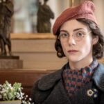 “Il Commissario Ricciardi 3”, intervista esclusiva a Maria Vera Ratti: “Enrica e Ricciardi incarnano l’ideale di amore di amore romantico. Ora sarò protagonista in un’altra serie Rai” Enrica Colombo (Maria Vera Ratti)