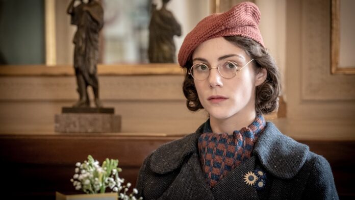 “Il Commissario Ricciardi 3”, intervista esclusiva a Maria Vera Ratti: “Enrica e Ricciardi incarnano l’ideale di amore di amore romantico. Ora sarò protagonista in un’altra serie Rai” Enrica Colombo (Maria Vera Ratti)