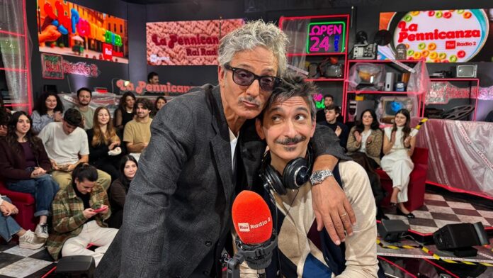 Fiorello ricorda Peppe Vessicchio a “La Pennicanza”: «Facciamolo arrivare primo in classifica!» Fiorello e Biggio