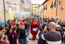 Show esplosivo del Gabibbo al gran finale del Lucca Comics & Games 2025 Gabibbo