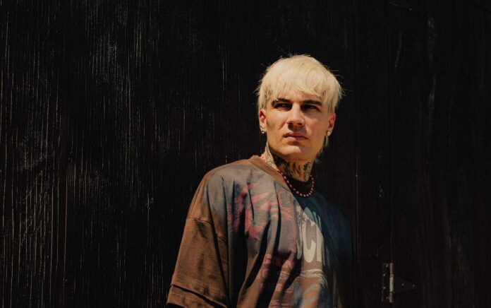 Il Tre torna con il suo nuovo album “Anima Nera”: “Anche le persone più lucenti hanno un angolo buio. Sanremo? Non ci penso, andrei solo con il pezzo giusto” – Intervista video Il Tre Anima Nera