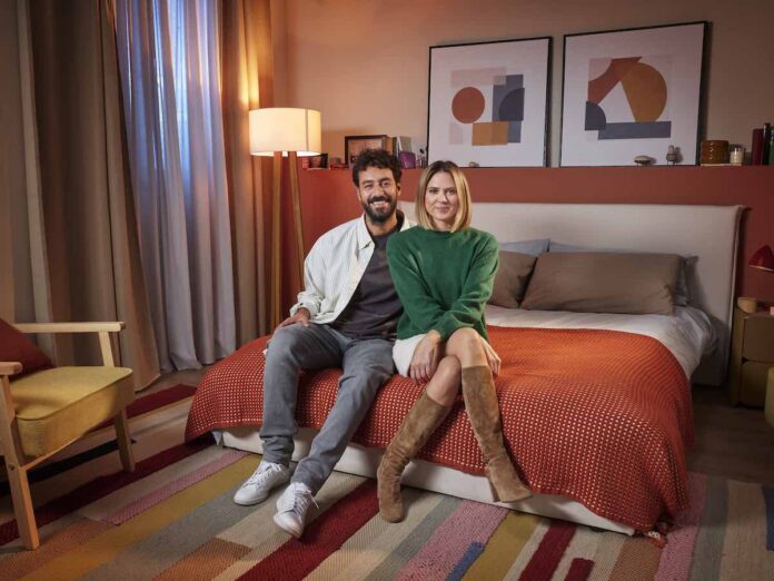 Love Bugs, la sit-com cult torna su TV8 con Brenda Lodigiani e Michele Rosiello: quando in tv Love Bugs