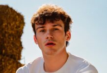 Principe con Mon Amour porta a Sanremo Giovani la bellezza delle cose semplici: “A vent’anni non bisogna correre. La leggerezza è rivoluzione. Sono più fragile di quanto pensassi. E va bene così” – Intervista Video PRINCIPE