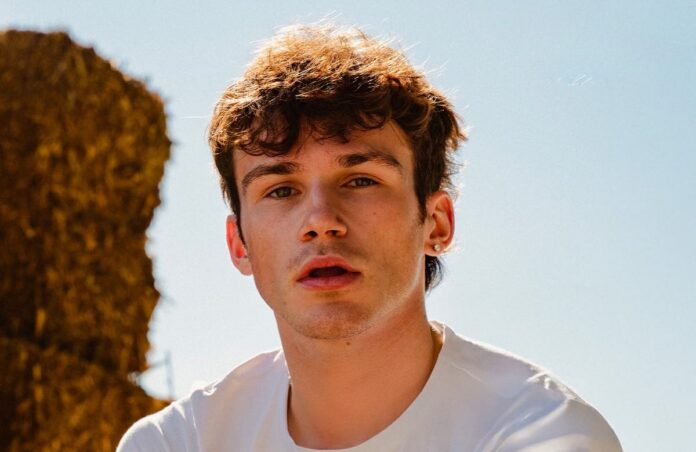 Principe con Mon Amour porta a Sanremo Giovani la bellezza delle cose semplici: “A vent’anni non bisogna correre. La leggerezza è rivoluzione. Sono più fragile di quanto pensassi. E va bene così” – Intervista Video PRINCIPE